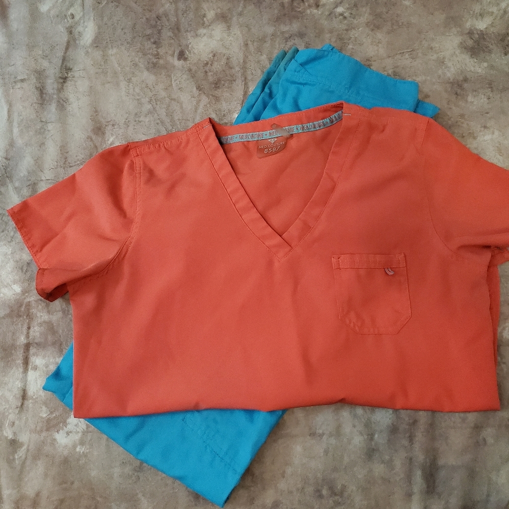 Size small scrub top - Picture 3 of 4